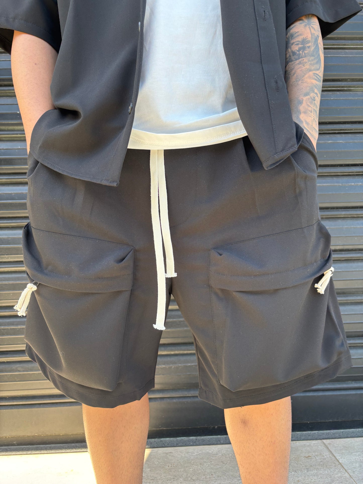 Completo nero camicia e pantaloncino cargo