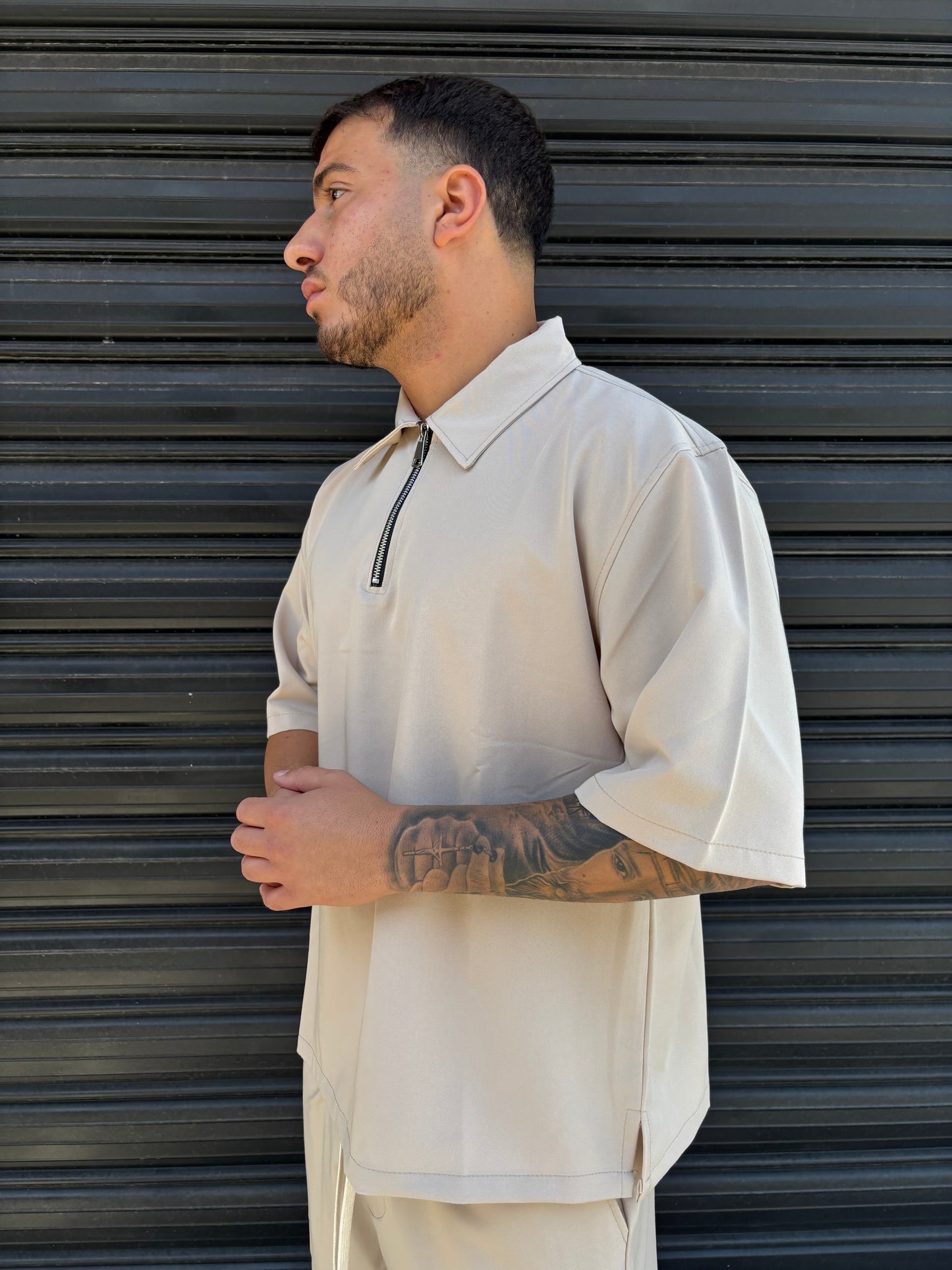 Completo maglia mezza zip e pantaloncino beige