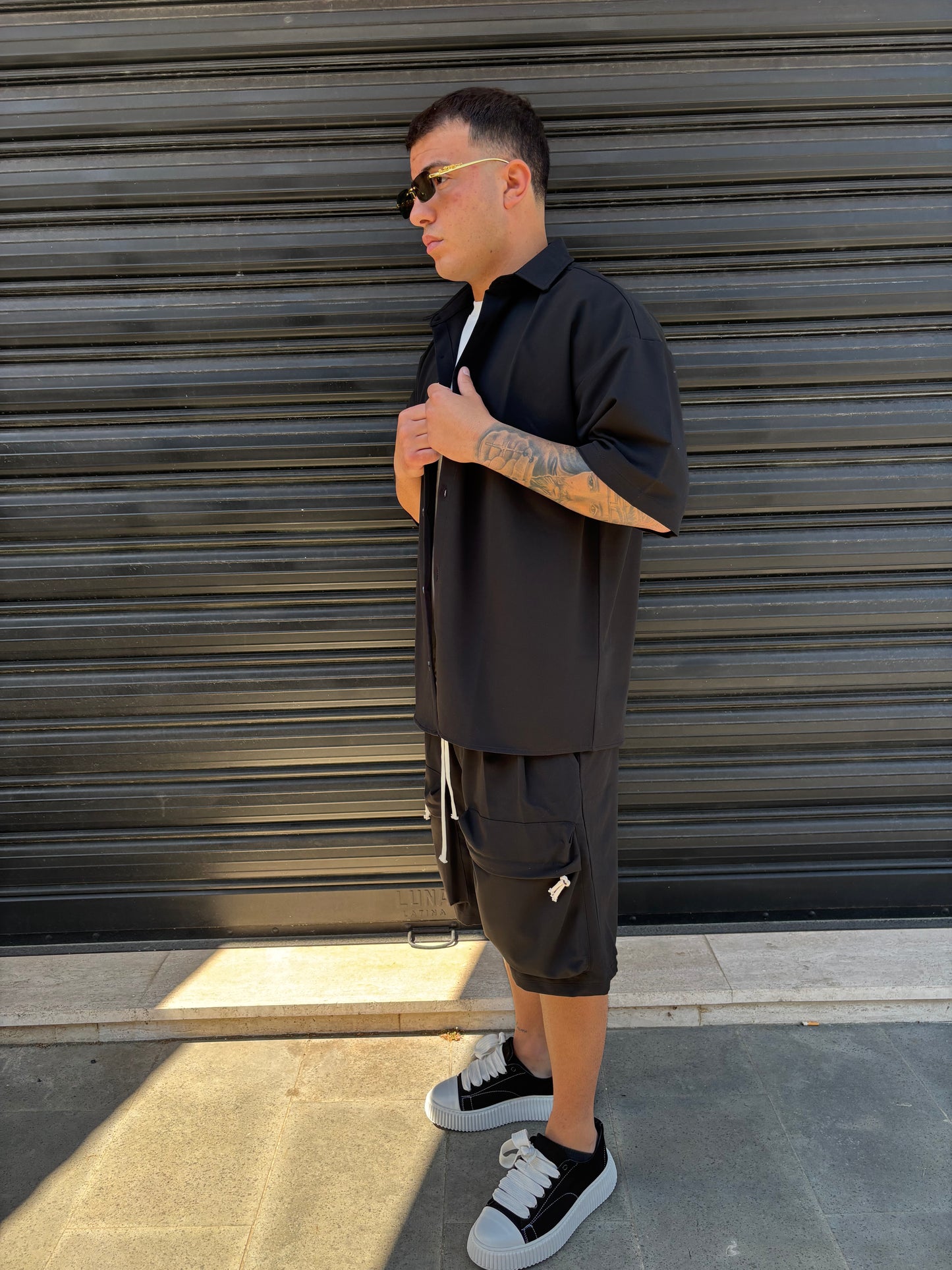 Completo nero camicia e pantaloncino cargo