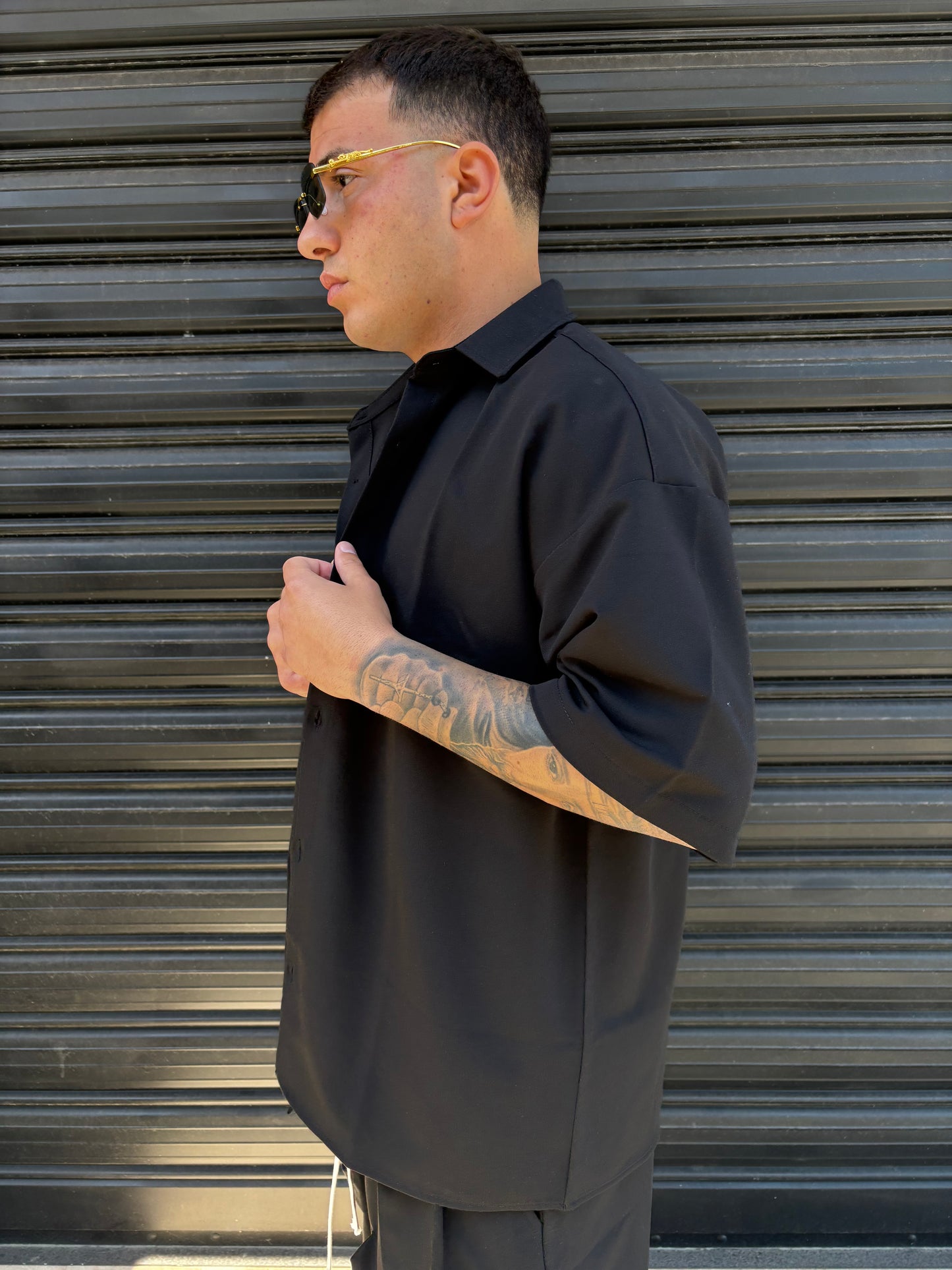 Completo nero camicia e pantaloncino cargo