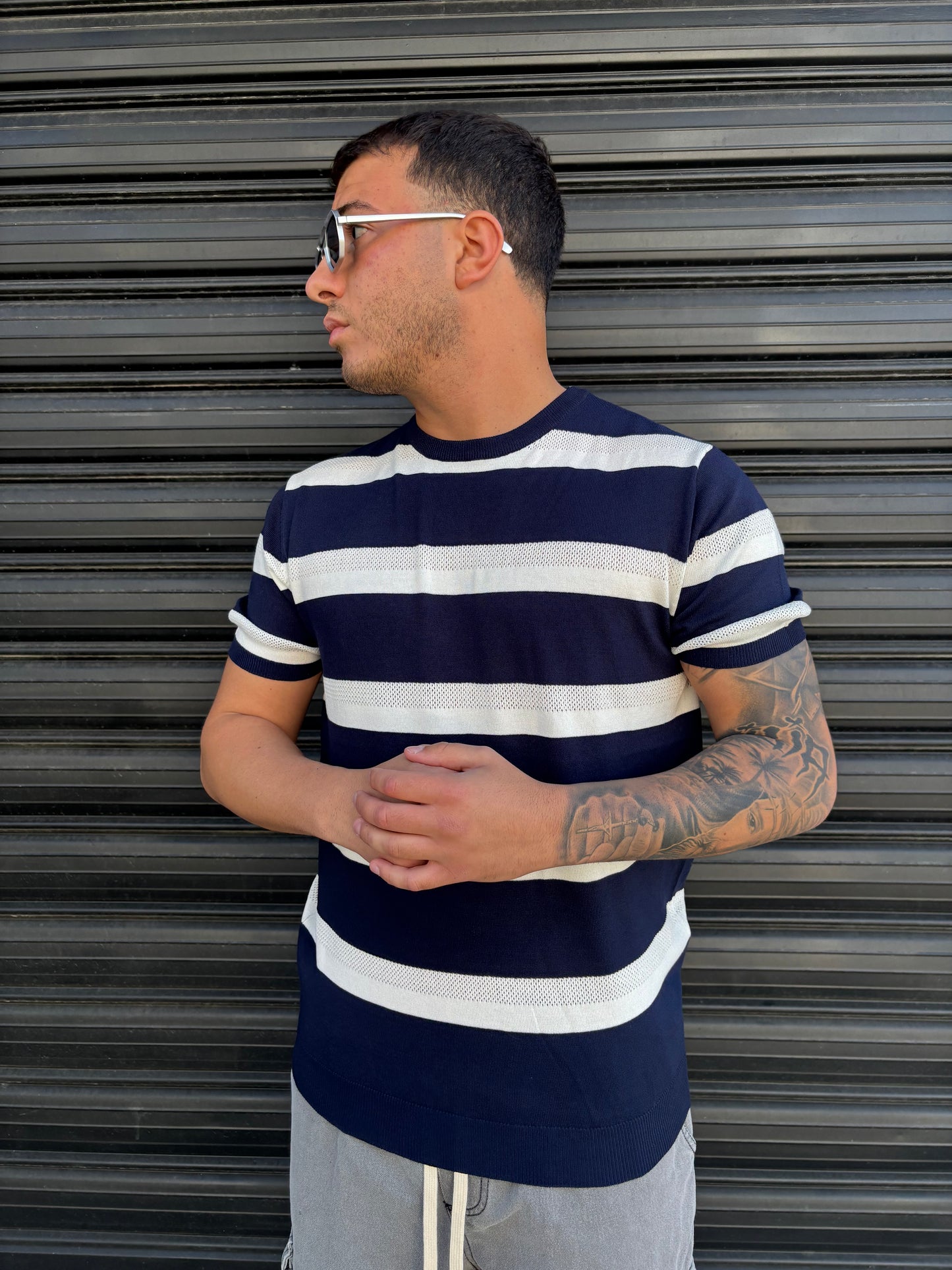 Maglia a righe bianca e blu traforata