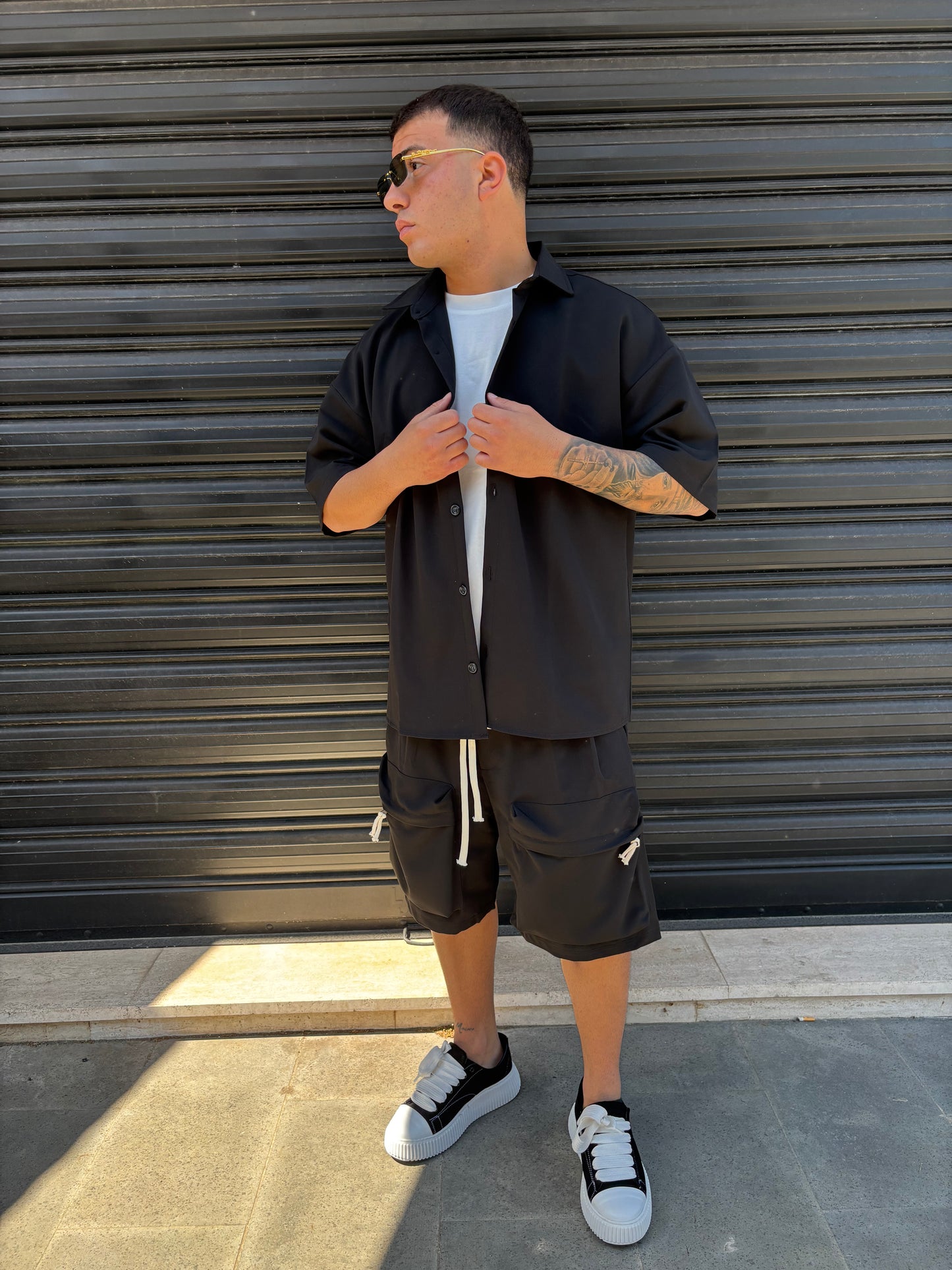 Completo nero camicia e pantaloncino cargo