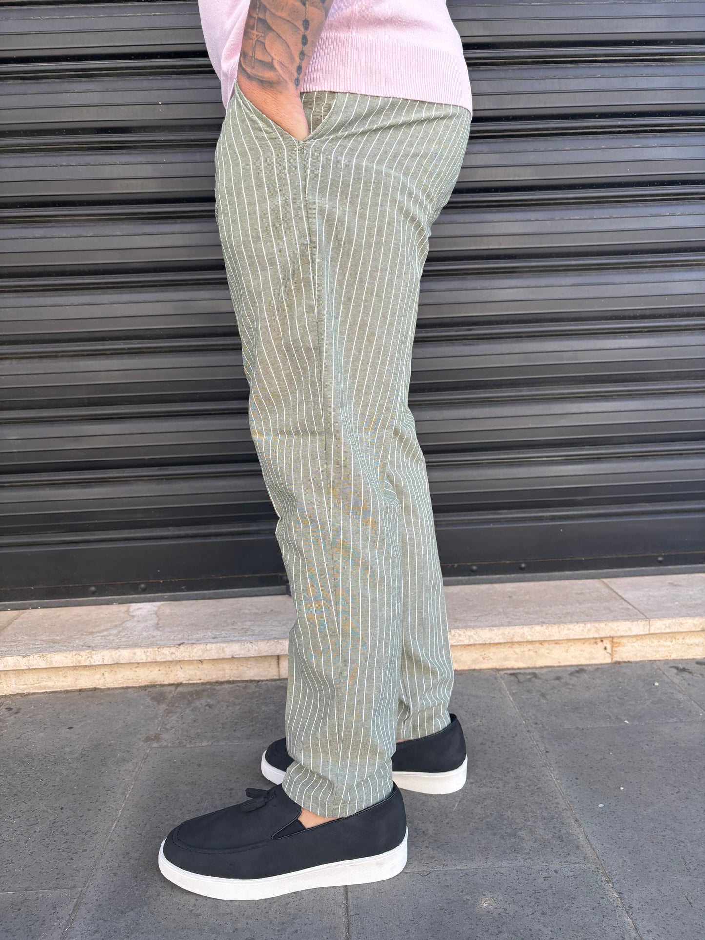 Pantalone a righe verde e bianco