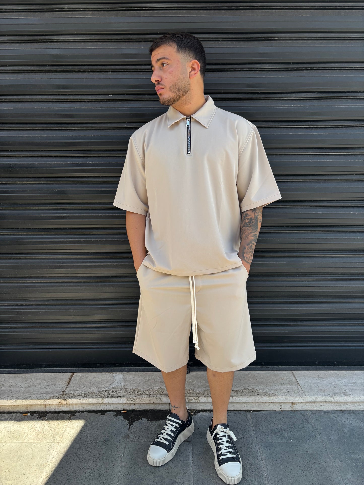 Completo maglia mezza zip e pantaloncino beige