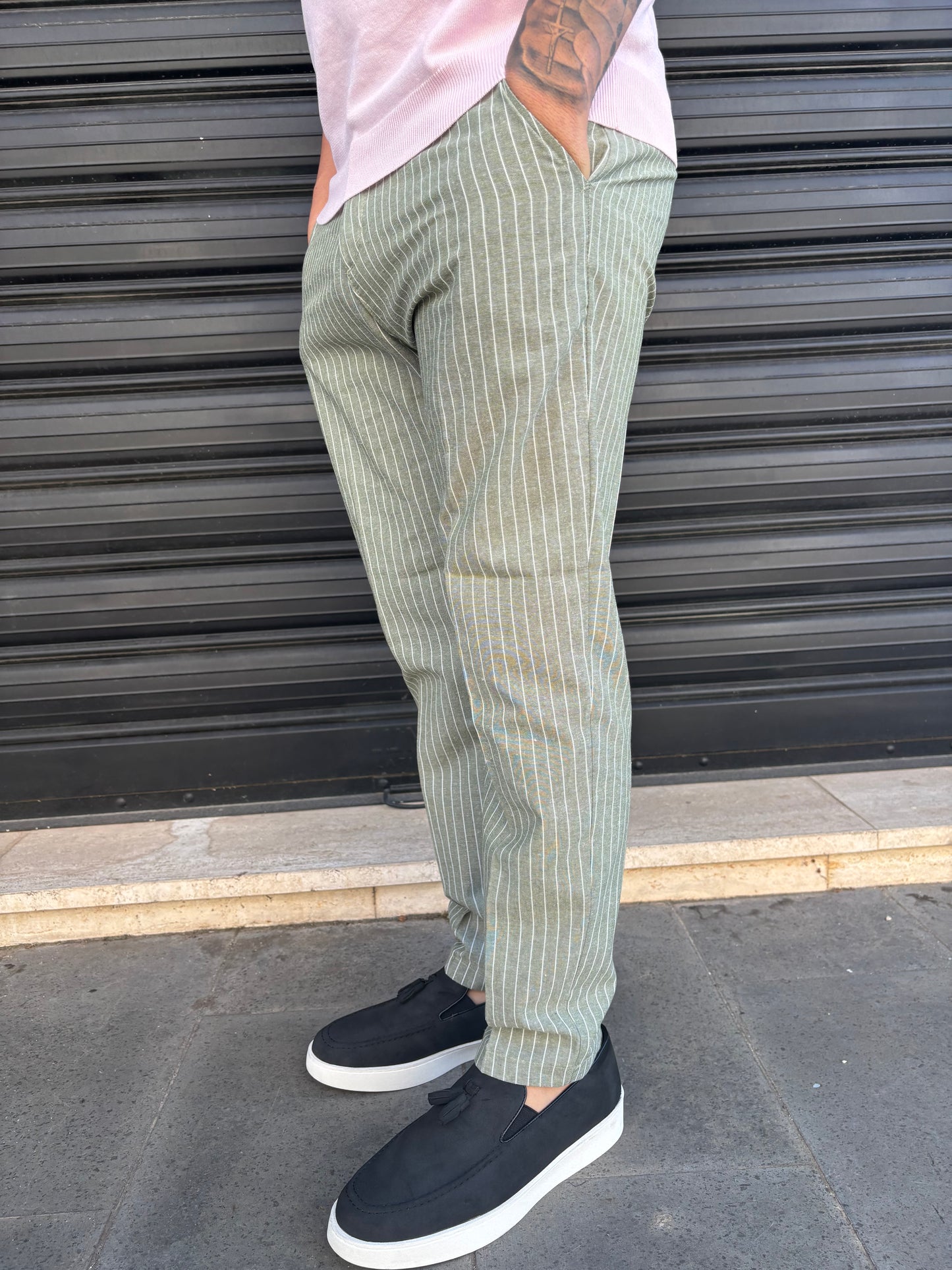 Pantalone a righe verde e bianco