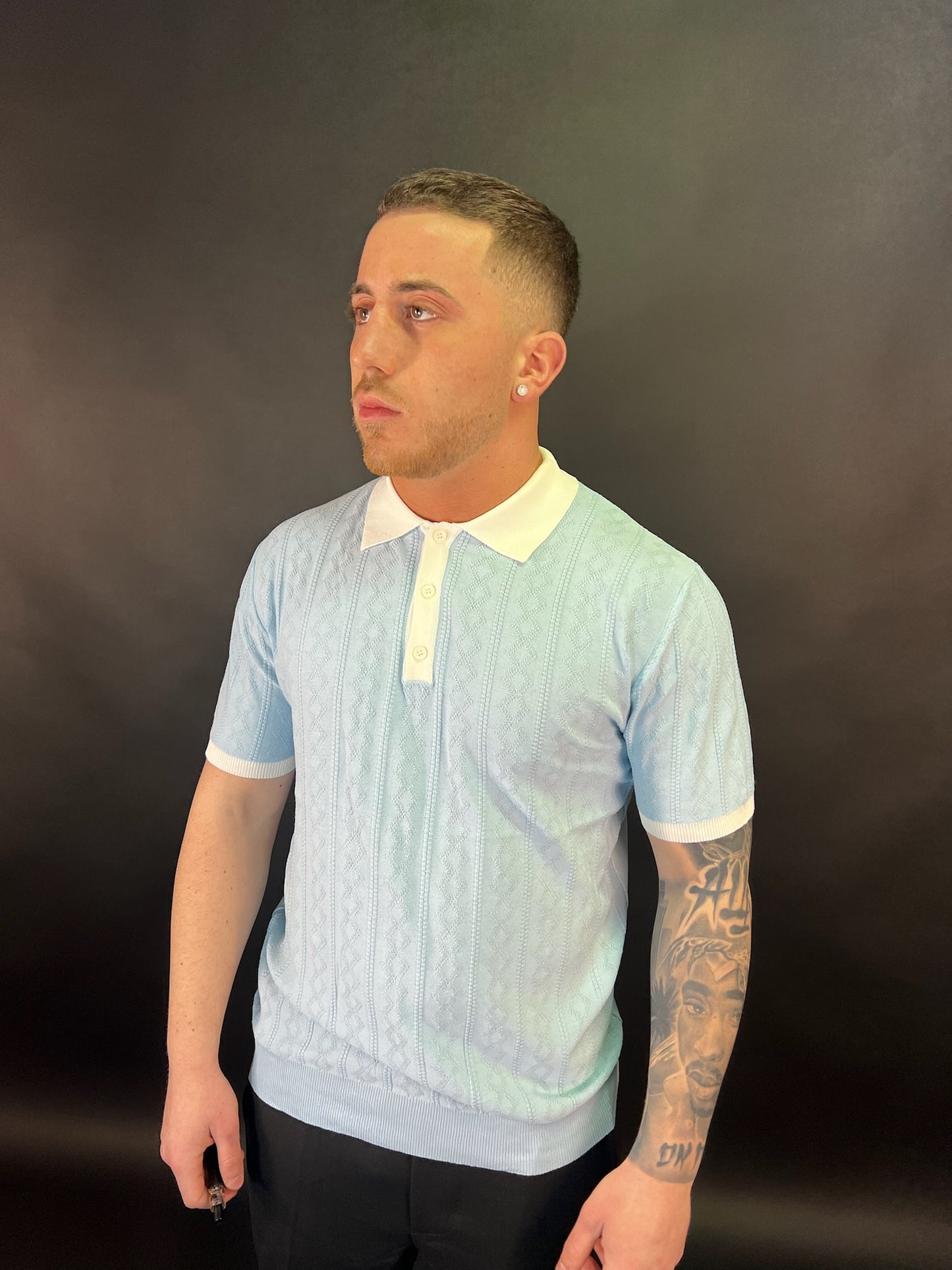 Polo azzurra e bianca