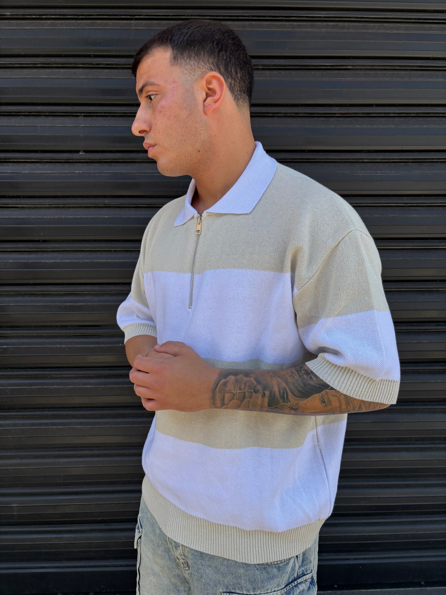 Polo a righe con zip beige e bianca