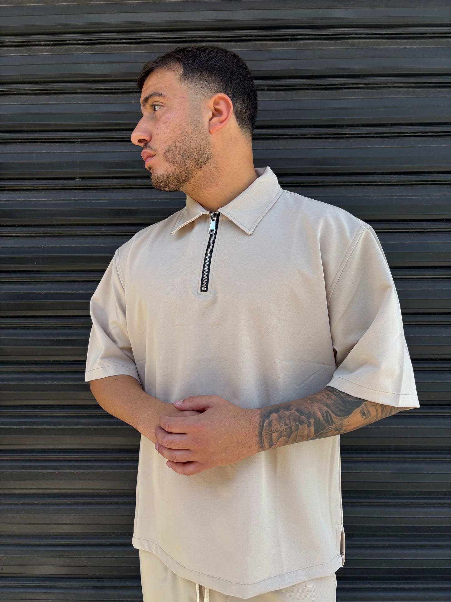 Completo maglia mezza zip e pantaloncino beige