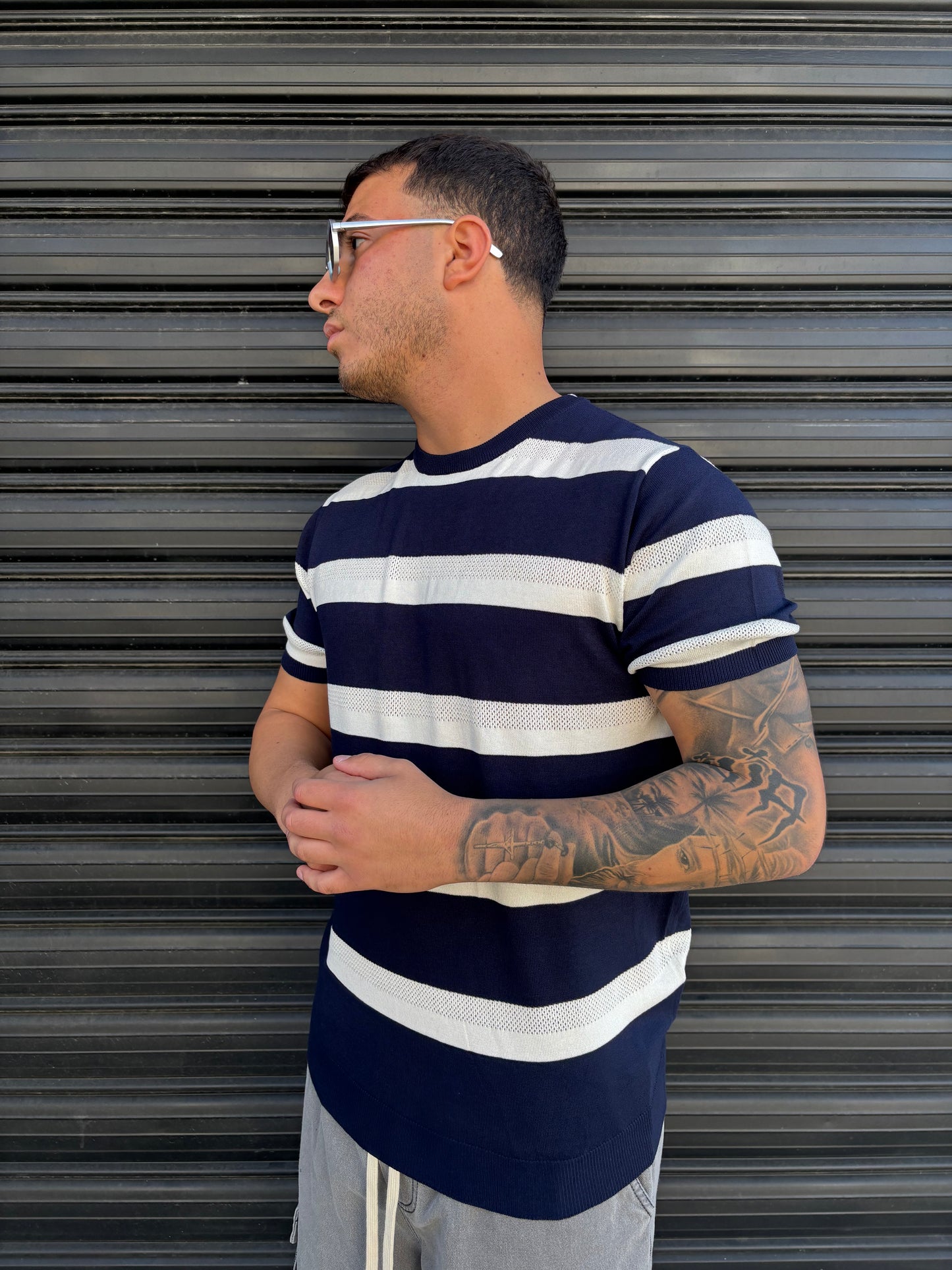 Maglia a righe bianca e blu traforata