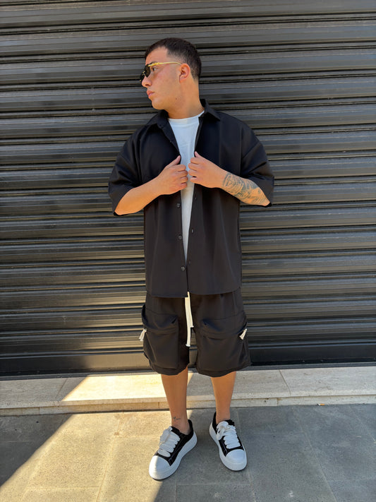 Completo nero camicia e pantaloncino cargo