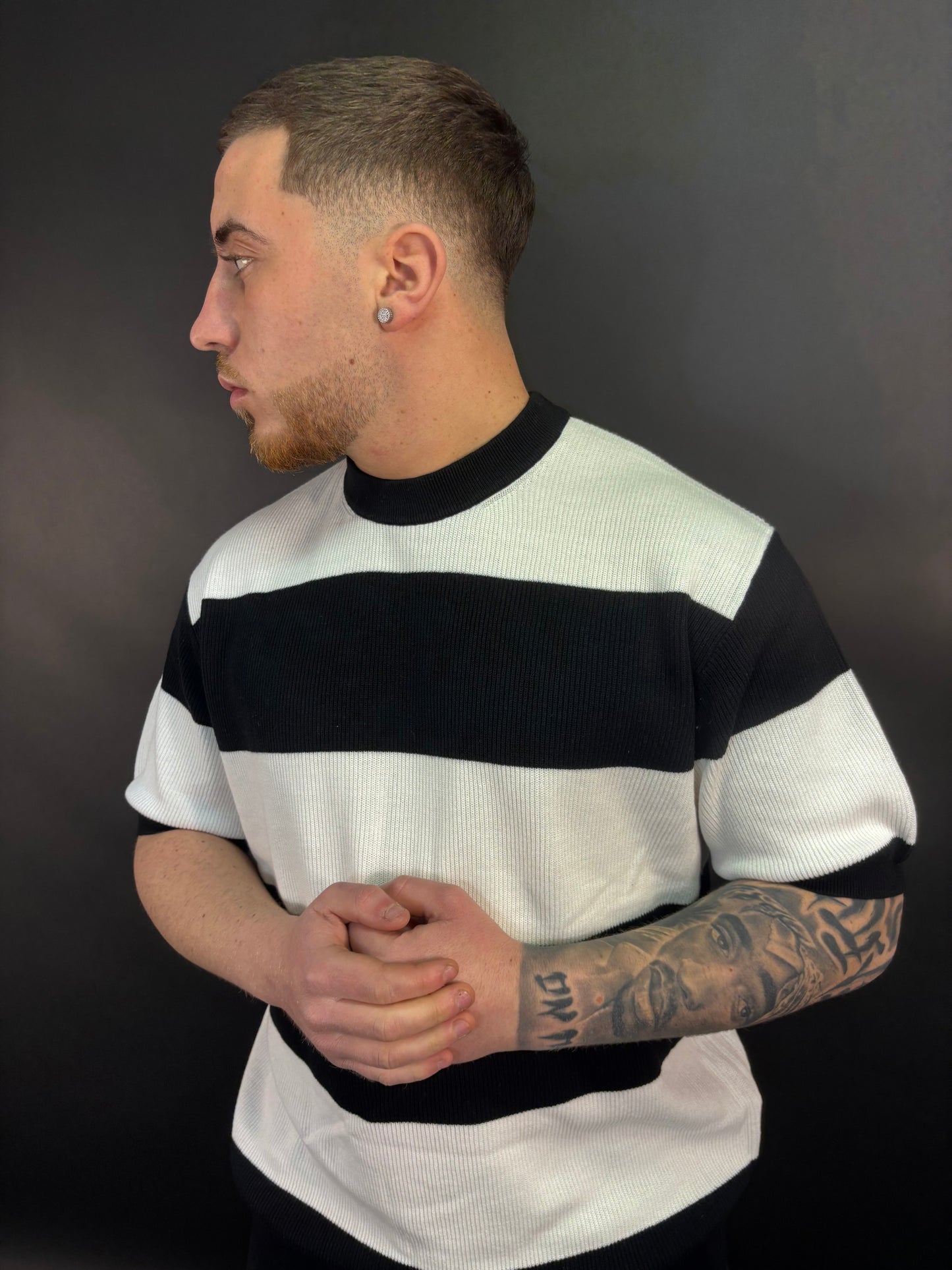 Maglia a righe bianca e nera