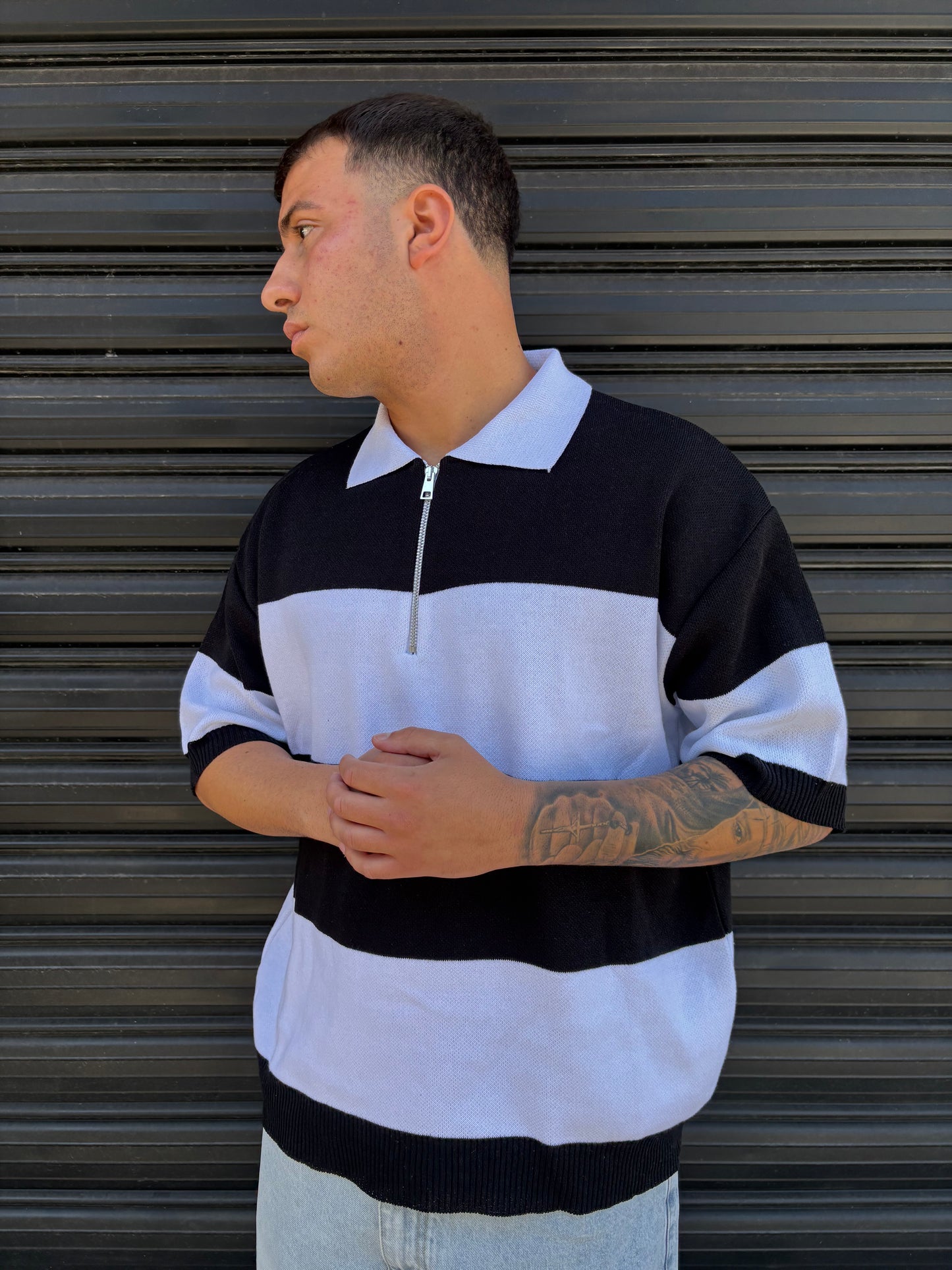 Polo a righe con zip bianca e nera