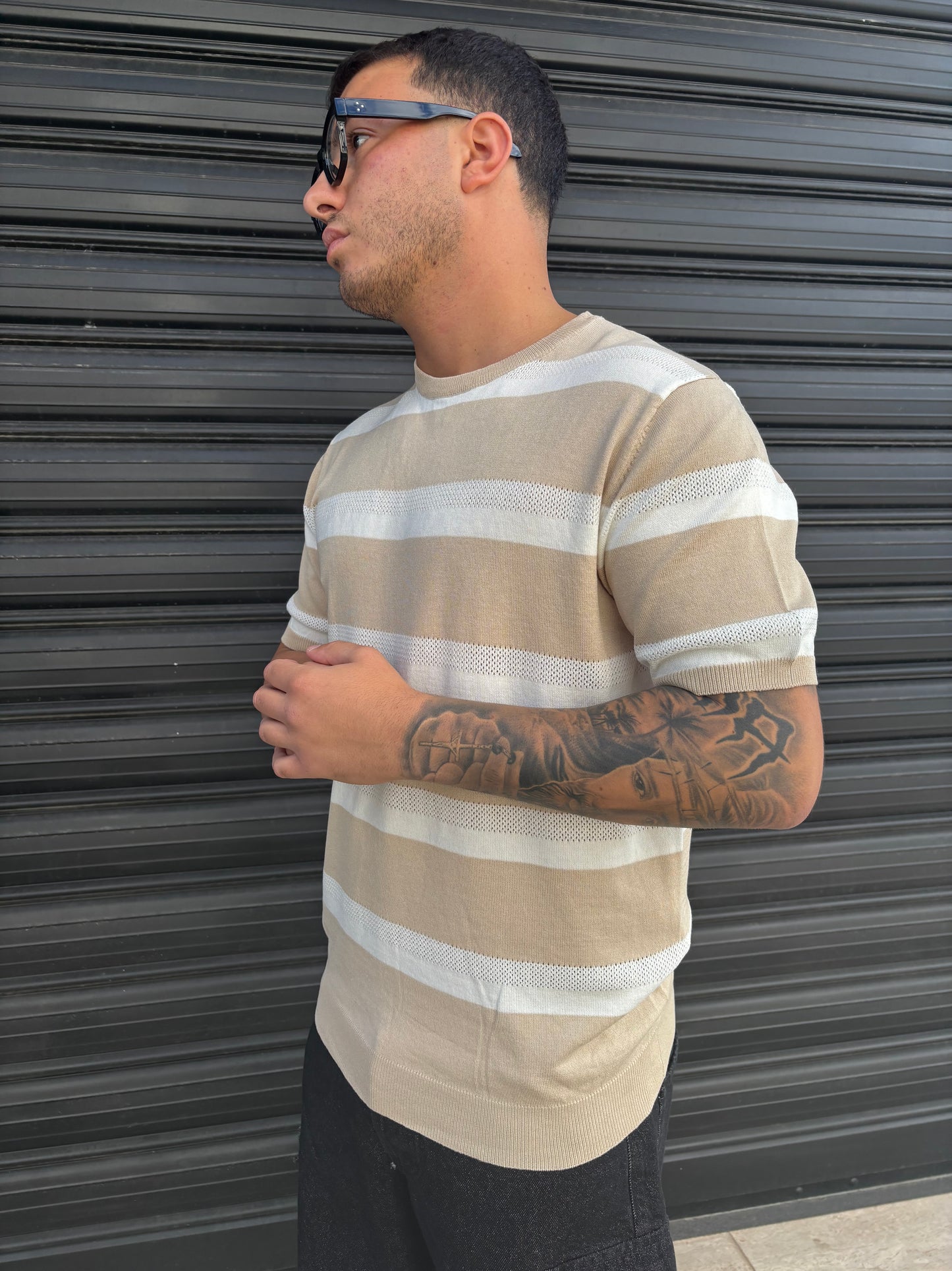 Maglia a righe beige e bianca traforata