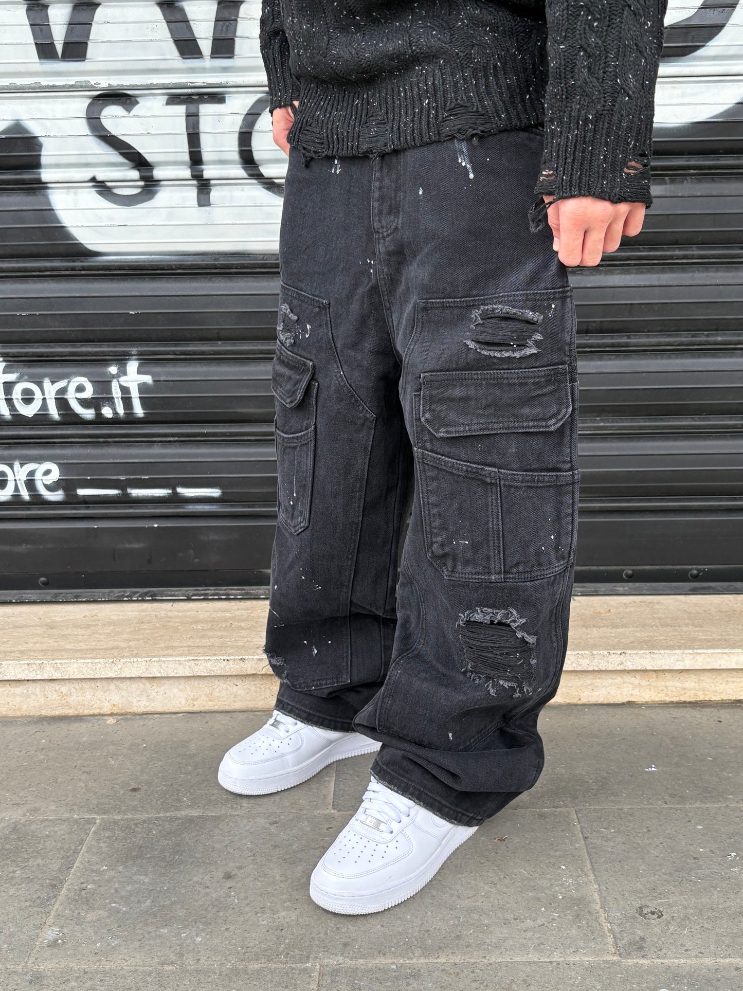 Jeans cargo neri con schizzi