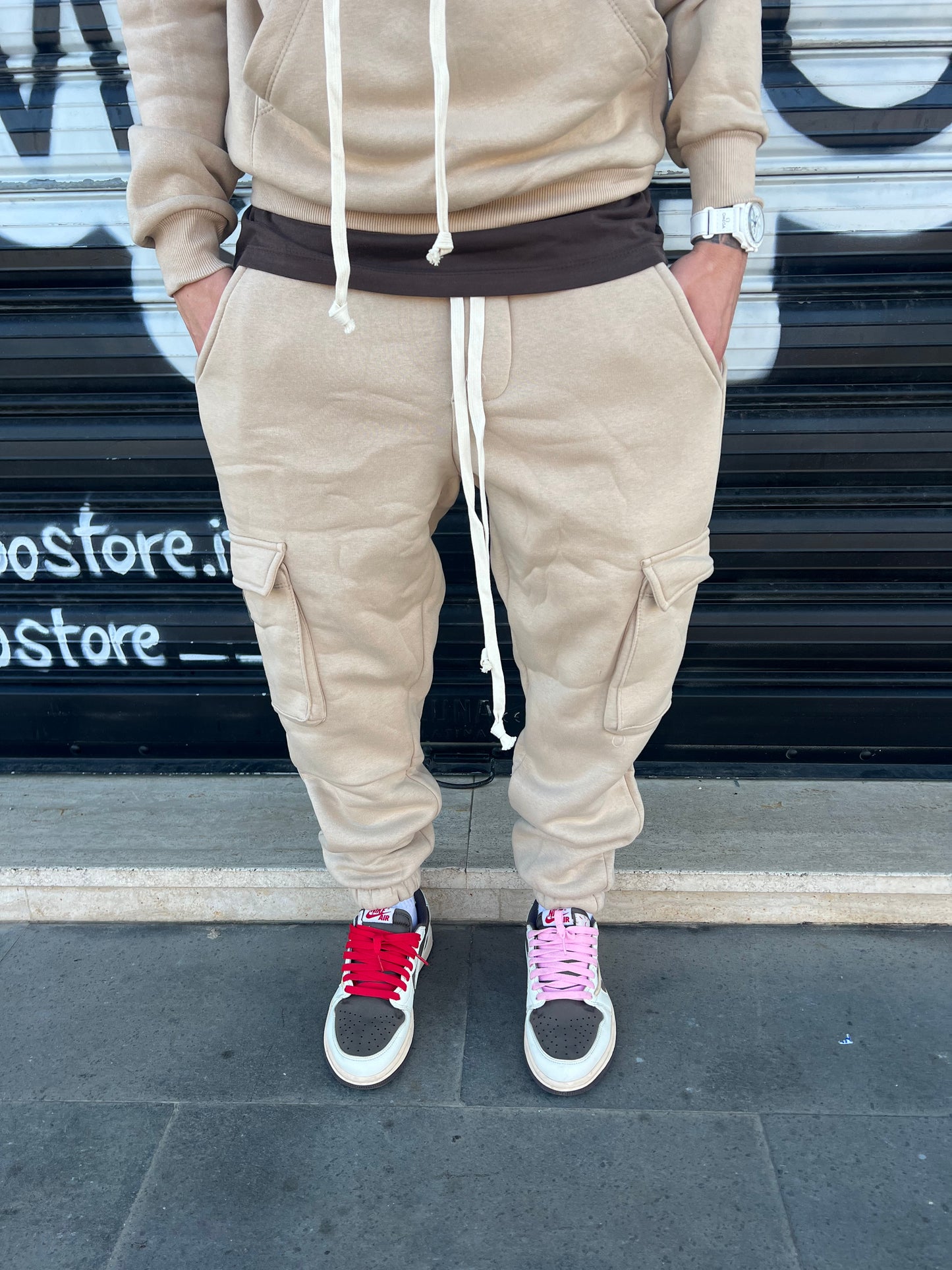 Tuta cargo stretta sotto beige