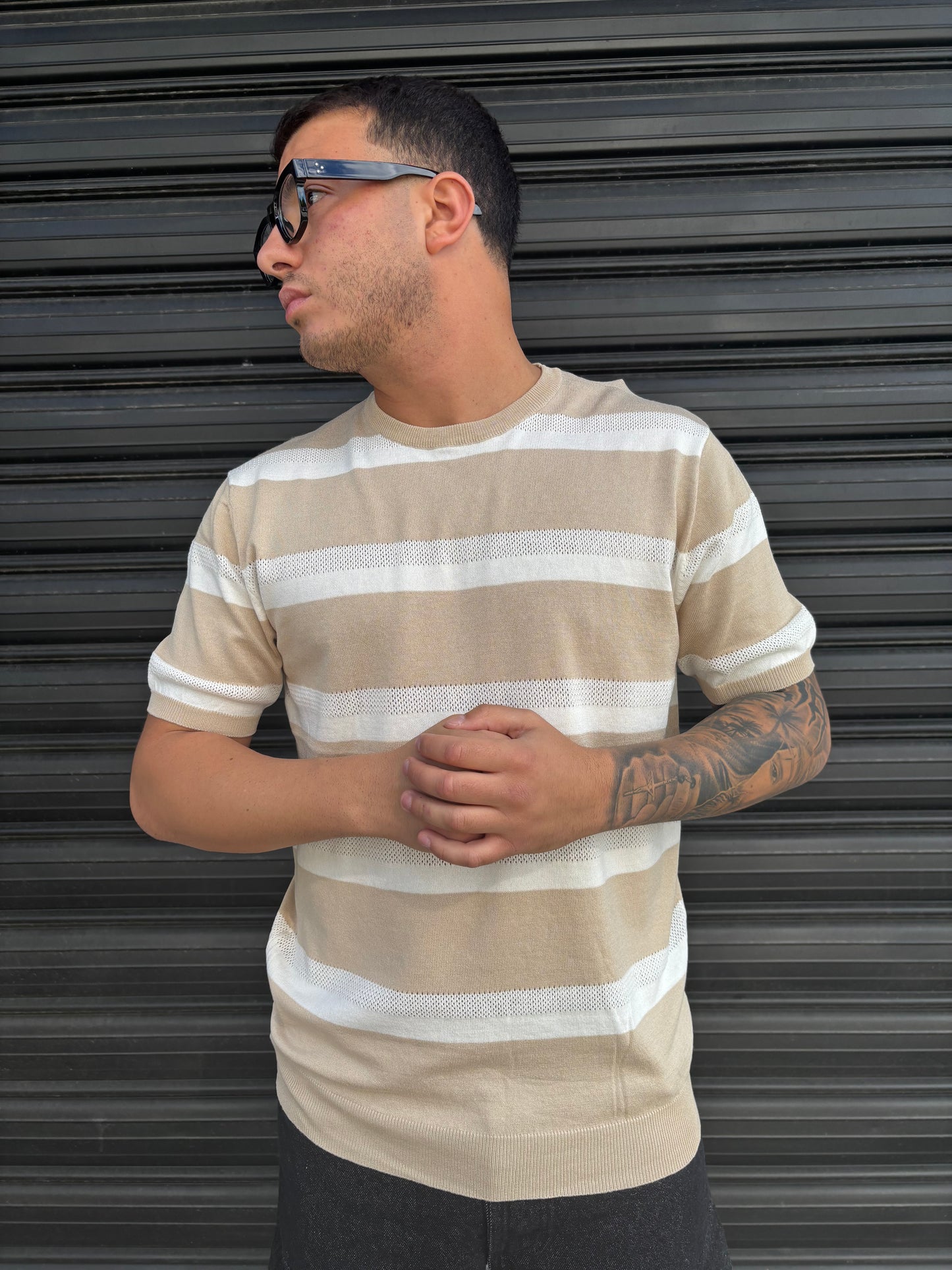 Maglia a righe beige e bianca traforata