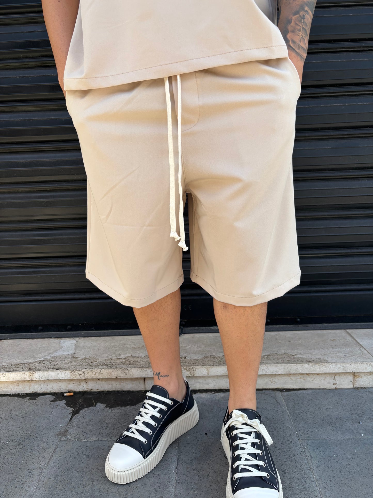 Completo maglia mezza zip e pantaloncino beige